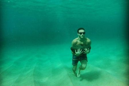 Der Sohn von Hollywood-Star Clint Eastwood (85) trainiert sogar unter Wasser.