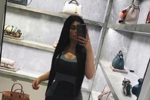 Kylie Jenner hat ihr Smartphone überall dabei - auch beim Shoppen