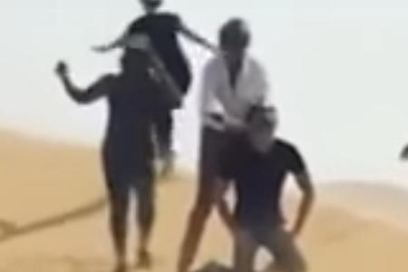 Rod Stewart (weißes Hemd) in besagter Szene in der Wüste