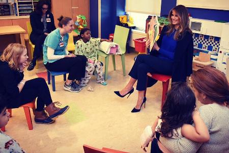 Melania Trump liest in einem Krankenhaus Kindern vor