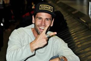 Honey hebt bald für einen Reisesender ab