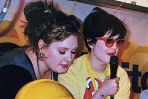 Künstlerinnen unter sich: Adele und Kelly Osbourne vor zehn Jahren