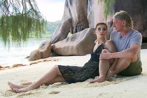 Szene aus "Goodbye Deutschland! Die Auswanderer": Nathalie Volk und Frank Otto auf den Seychellen
