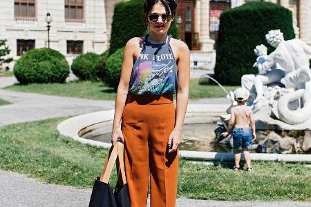 Sandra Chociwska verstaut in ihrer XXL-Canvas-Tasche alles, was eine Mama so braucht