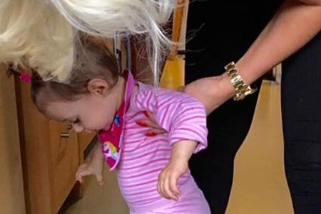 Die kleine Sophia probiert Mamas Schuhe an