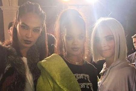 Joan Smalls (l.) posiert Backstage mit Designerin Rihanna und Model Cara Delevingne
