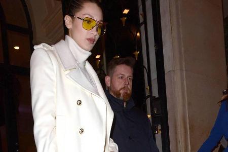 Bella Hadid macht die Straßen von Paris zum Laufsteg