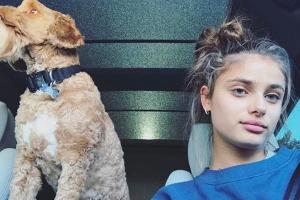 Taylor Hill vertreibt sich im Auto die Zeit mit einem Selfie