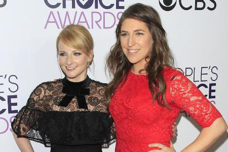 Melissa Rauch (l.) und Mayim Bialik werden von ihren 