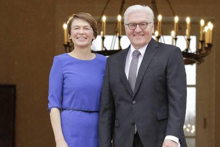 Elke Büdenbender und Frank-Walter Steinmeier am Wochenende vor dem Schloss Bellevue