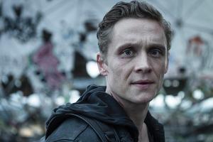 Matthias Schweighöfer spielt in "You Are Wanted" den Hotelmanager Lukas Franke, der eines Tages von einem Unbekannten gehack...