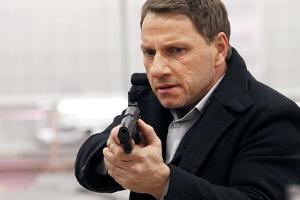 "Tatort: Eine Frage des Gewissens": Thorsten Lannert (Richy Müller) versucht zu verhindern, dass ein Überfall im Supermarkt ...