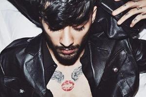 Eines der Kampagnenfotos für Versus Versace von Gigi Hadid