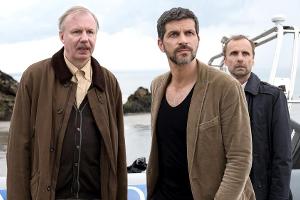 "Kommissar Dupin - Bretonische Flut": Kommissar Dupin (Pasquale Aleardi, M.) tauscht sich mit Inspektor Kadeg (Jan Georg Sch...