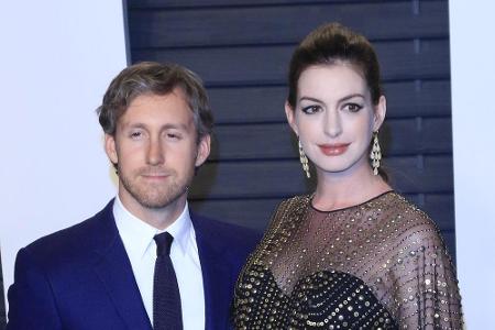 Hier sieht man Anne Hathaway noch mit dickem Babybauch, mittlerweile sind sie und Ehemann Adam Shulman stolze Eltern von Jon...