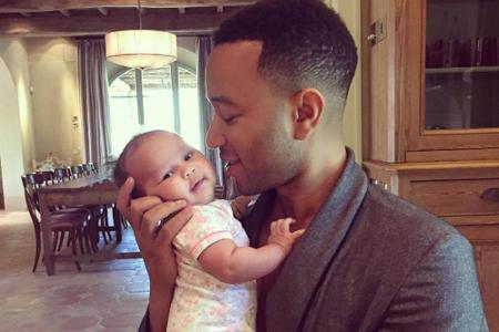 Kuschelsänger John Legend und Model Chrissy Teigen sind seit dem 14. April Eltern der kleinen Luna Simone Stephens.