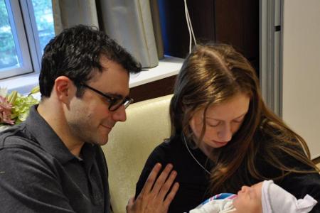Ex-Präsidententochter Chelsea Clinton und ihr Mann Marc Mezvinsky wurden am 18. Juni Eltern von Aidan. Gemeinsam haben sie b...