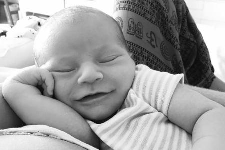 So cool posierte der kleine Anacã, geboren am 5. Oktober. Seine Eltern sind Model Candice Swanepoel und Ehemann Hermann Nicoli.