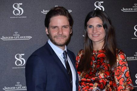 Daniel Brühl und seine Freundin Felicitas haben die Schwangerschaft lange geheim gehalten. Im August zeigte sich die werdend...