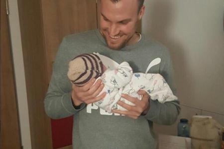 Kevin Großkreutz ist am 14. Dezember Papa geworden. Unerwartet brachte seine Freundin die kleine Leonie knapp drei Wochen zu...