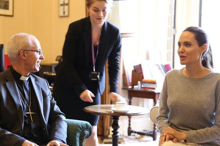 Hat Angelina Jolie etwa wirklich keinen BH an?