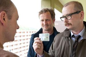 "Tatort: Verschleppt": Kappl und Deininger bei einem Tatverdächtigen (v.l.: Thomas Bastkowski, Maximilian Brückner, Gregor W...