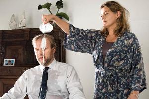 Heile Welt sucht man hinter den Fassaden der "Nachbarn" vergeblich