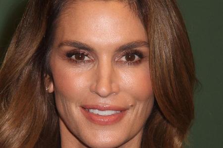 Cindy Crawford ist es leid, dass ihr Alter ständig im Netz thematisiert wird