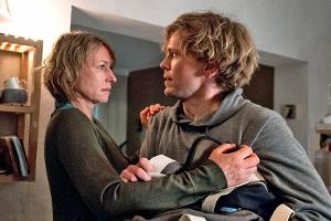 "Viel zu nah": Caro (Corinna Harfouch) sorgt sich um ihren Sohn Ben (Simon Jensen)