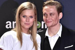 Model Toni Garrn und Matthias Schweighöfer zusammen auf dem roten Teppich der Premiere von "You Are Wanted" in Berlin