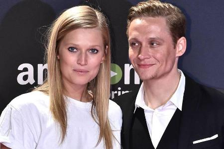 Model Toni Garrn und Matthias Schweighöfer zusammen auf dem roten Teppich der Premiere von 