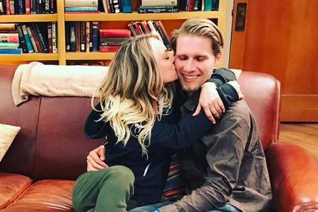 Kaley Cuoco und Karl Cook knutschen am Set von 
