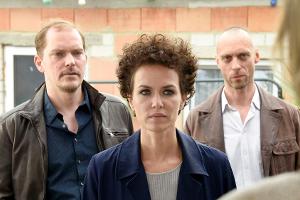 "Kommissarin Louise Boni - Jäger in der Nacht": Louise Bonì (Melika Foroutan, l.) und ihre Kollegen befragen Eddies Mutter G...