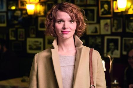 Clara (Karoline Herfurth) schreibt SMS an ihren verstorbenen Verlobten