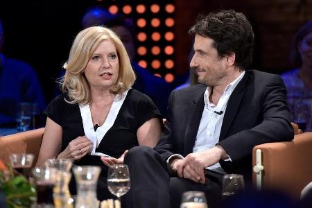 Die Schauspieler Sabine Postel und Oliver Mommsen zu Gast in der Radio Bremen Talkshow 