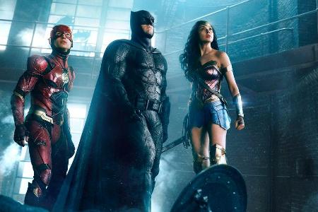Ezra Miller als The Flash, Ben Affleck als Batman and Gal Gadot als Wonder Woman in 