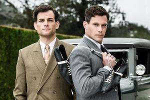 "Duell der Brüder": Rudi (Torben Liebrecht, l.) und Adi Dassler (Ken Duken) präsentieren sich stolz der Kamera