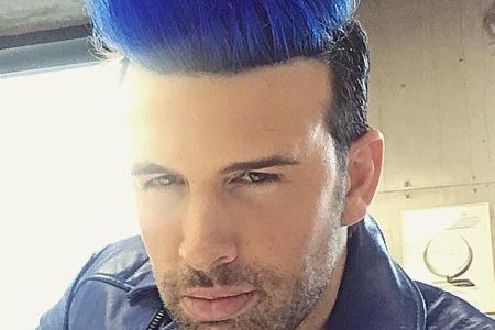 Spiel-Schulden sind Ehren-Schulden: Jay Khan mit seinen blauen Haaren, gefärbt beim Berliner Friseur 