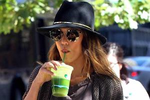 Jessica Alba schwört auf frische, unverarbeitete Lebensmittel - hier ein grüner Smoothie