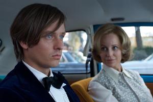 "Der gleiche Himmel (1)": Lars Weber (Tom Schilling) und Lauren Faber (Sofia Helin) kommen sich näher