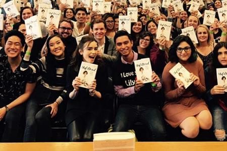 Lily Collins war ihren Fans bei der Signierstunde zum Greifen nahe