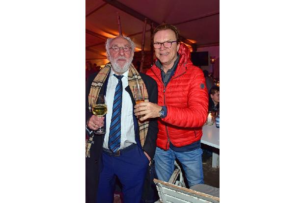 ...Dieter Hallervorden und Wolfgang Lippert schön ordentlich zum Glas und nicht zur Flasche griffen. Didi, der auf jeder Par...