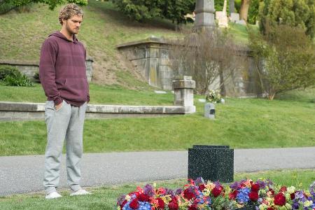 Danny Rand (Finn Jones) am Grab seiner Eltern