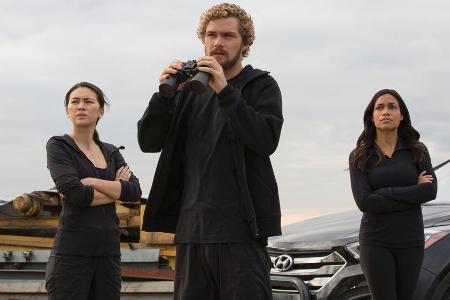 Jessica Henwick (v.l.), Finn Jones und Rosario Dawson in 