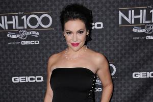 Alyssa Milano zeigt sich mit typischem 50er-Jahre Make-up und klassisch schwarzem Kleid