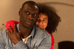 Samuel (Omar Sy) und seine Tochter Gloria (Gloria Colston)
