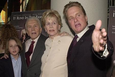 Ebenfalls am 3. Juli stirbt Diana Dill, die Mutter von Michael Douglas (r.) und Ex-Ehefrau (1943-1951) von Kirk Douglas (l.)...