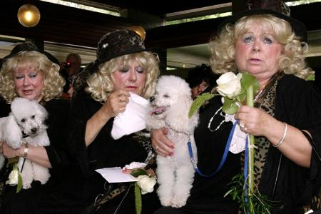 Die älteste der vier Jacob Sisters, Johanna Jacob (r.) - hier 2008 auf der Beerdigung ihrer Schwester Hannelore -, stirbt am...