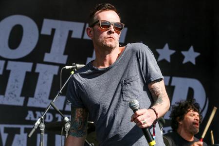 US-Rockstar Scott Weiland stirbt am 4. Dezember mit 48 Jahren vor einem Auftritt in seinem Tourbus.