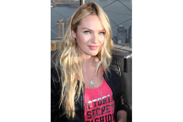 Candice Swanepoel in schwindelerregender Höhe! Die blonde Laufsteg-Schönheit ließ sich am Montag von Fotografen auf der Auss...